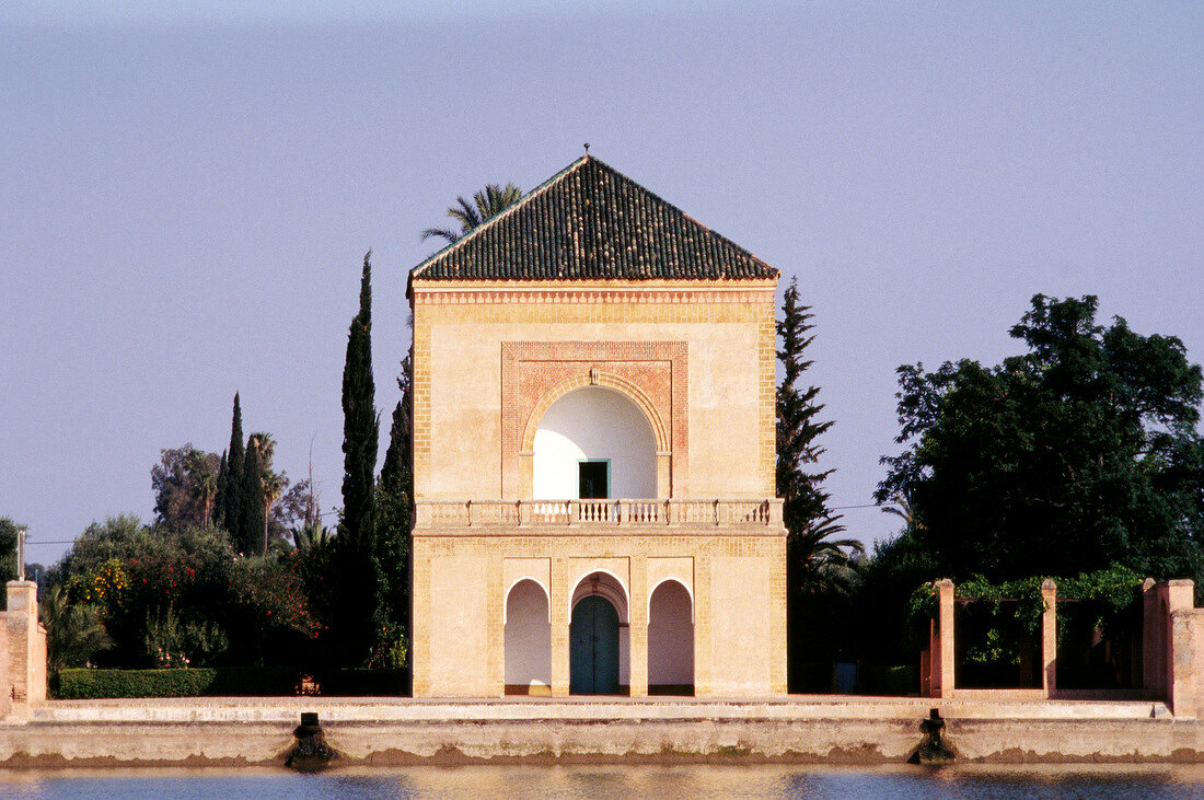 Das Lustschloss in Menara in Marrakesch mit großem Garten