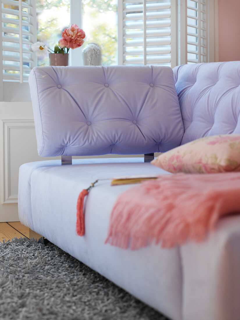 Sofa mit Bezug aus fliederfarbener Microfaser, Knopfheftung