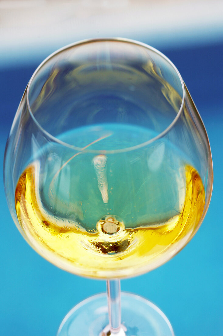 Glas mit Weißwein im Restaurant "Bens D'Avall" Mallorca, Spanien