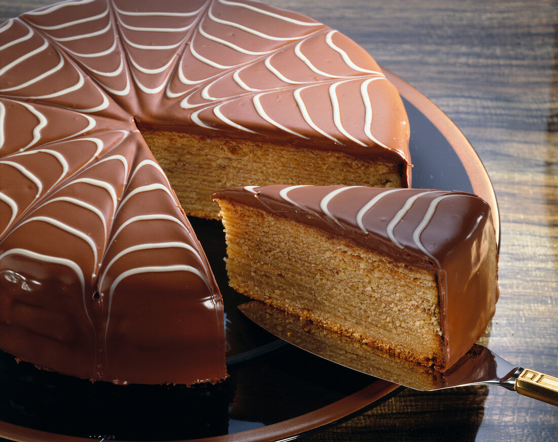 Baumkuchen mit Schokoladenglasur und Verzierung.