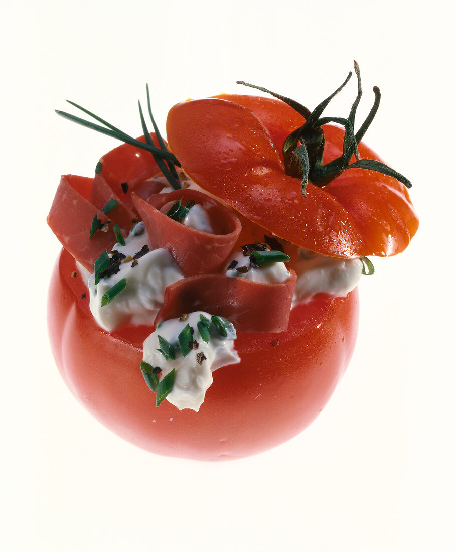 Gefüllte Tomate mit Quark und Schnittlauch, close-up.