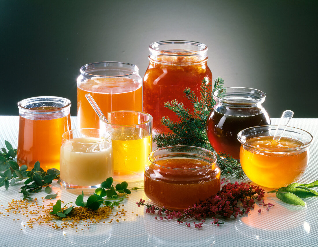 Gläser mit Honig, verschiedene Sorten.