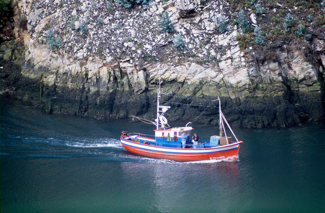 Ein Fischerboot an der Küste Spaniens