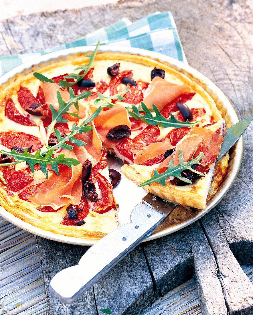 Tomatoes and ham quiche on plate