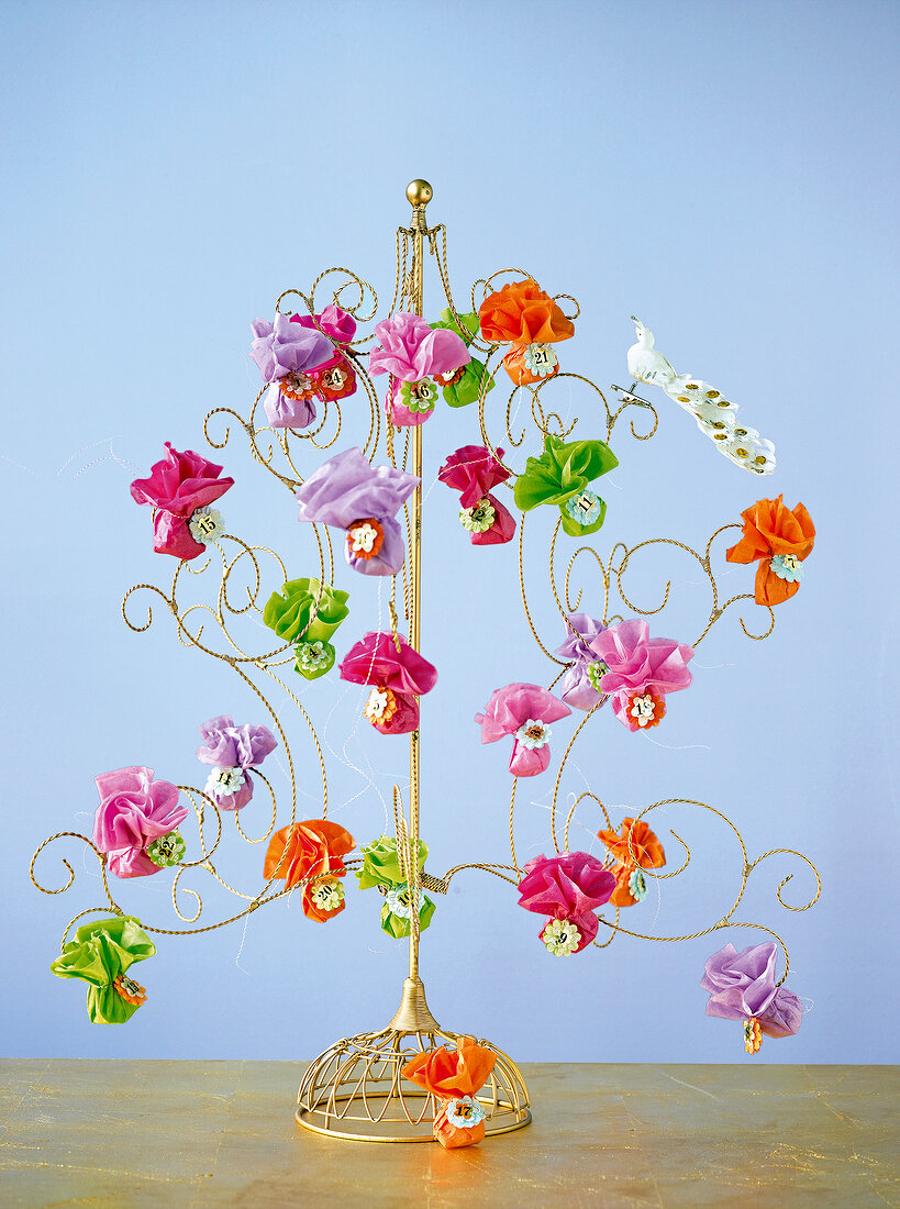 Advents-Kalender Drahtbaum mit kleinen Seidenpapierblüten