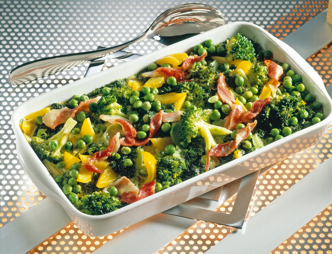 Gemüseauflauf mit Spinat, Erbsen, Brokkoli und Speck in Form