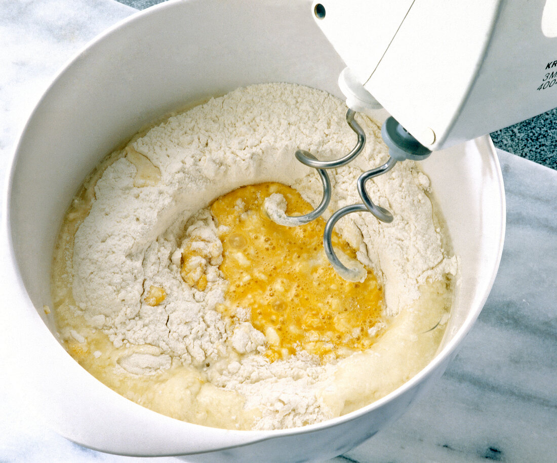 Mehl, Salz, Wasser und Eier mit dem Mixer in Schüssel verkneten, Step 1