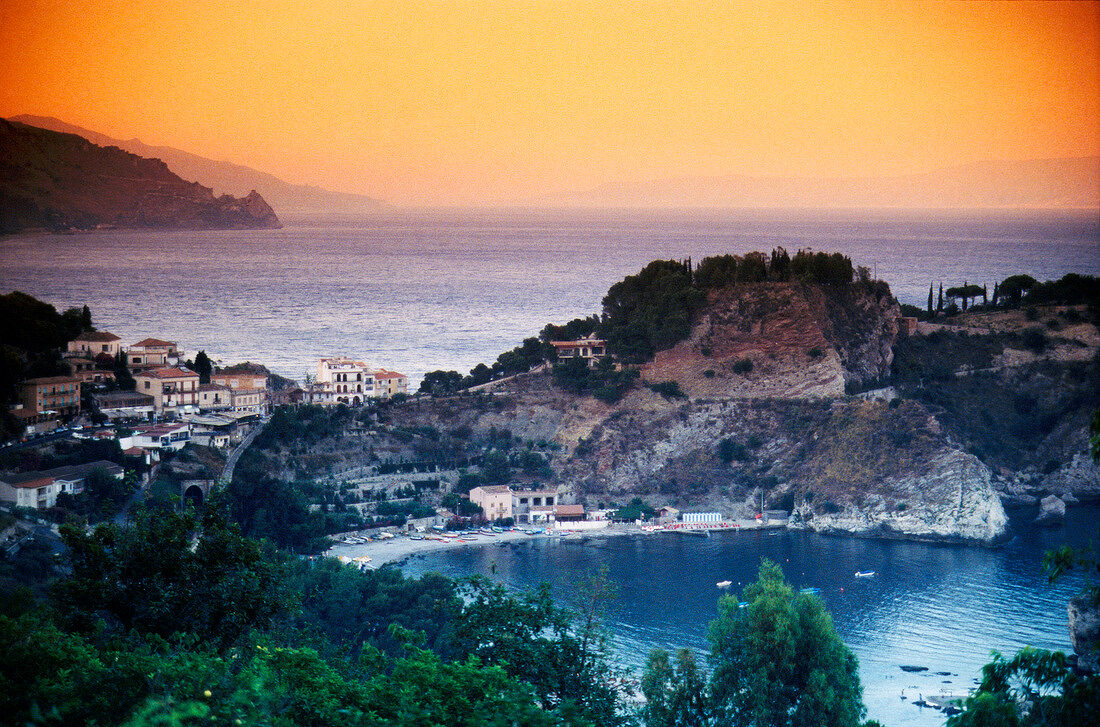 Sizilien: Taormina im Abendrot mit weitem Blick aufs Meer