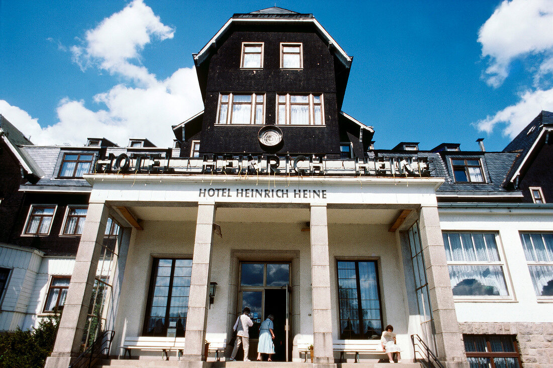 Eingang v. Hotel Heinrich Heine in Harz, Aufnahme von unten