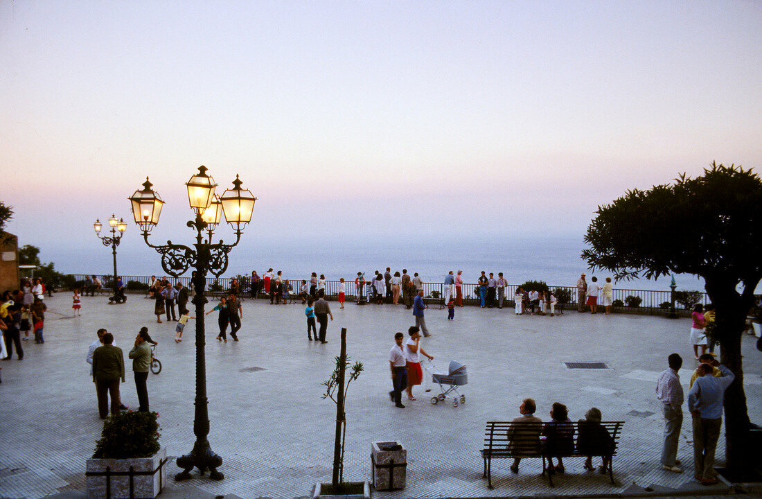 Sizilien: Sonnenuntergang auf dem Corso in Taormina mit Touristen