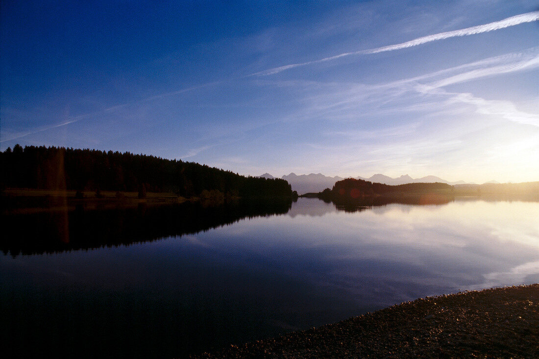 Blick über den Forggensee in Bayern auf Berge und Wälder