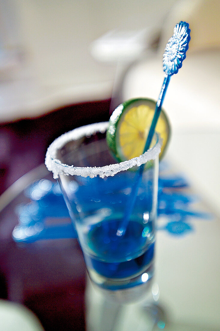 Sundowner-Cocktail mit Blue Curacao Limette, Zitrone, OHNE REZEPT