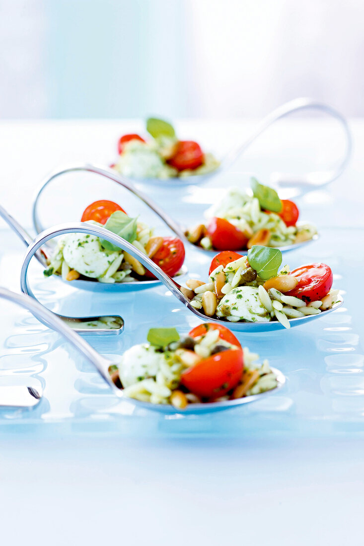 Pastasalat mit Salsa verde auf Löffeln