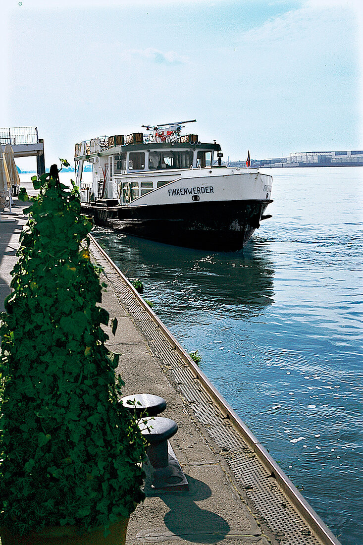 Barkassenfahrt auf der Elbe ab Blankenese mit der Finkenwerde