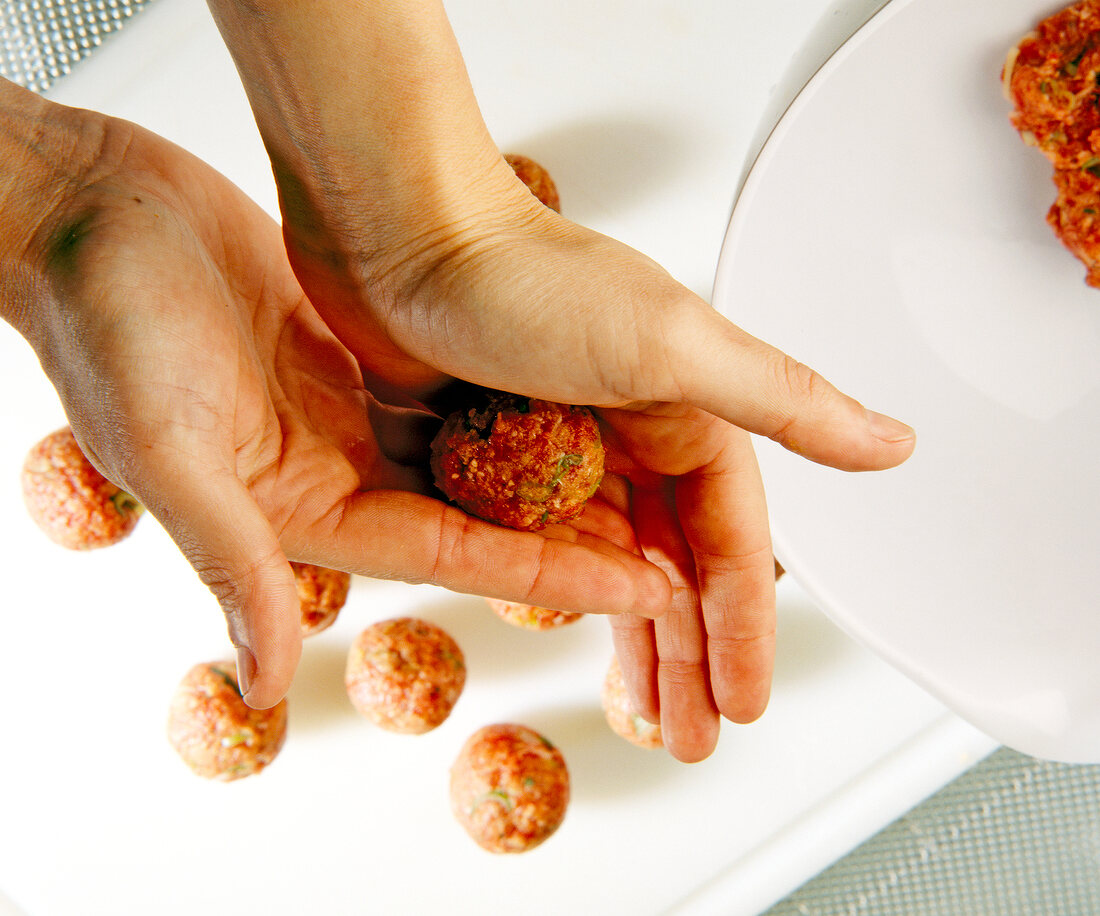 Making small meatballs in minced form