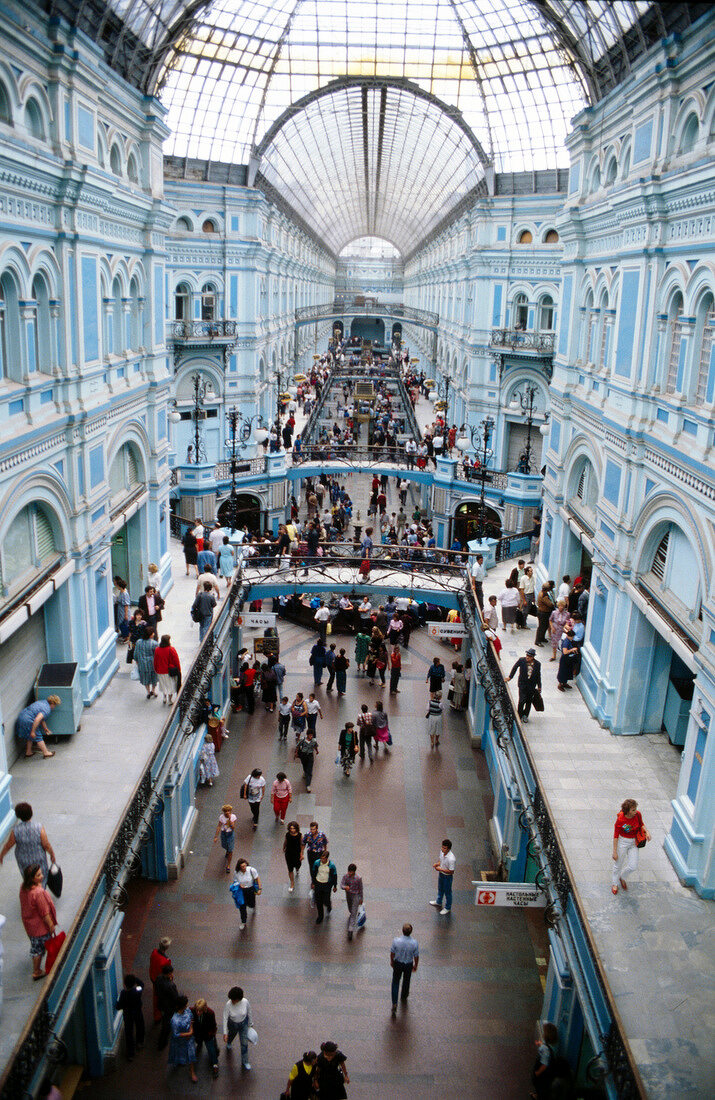 Blick von oben in das Kaufhaus GUM mit Glasdach u. Galerien in Moskau