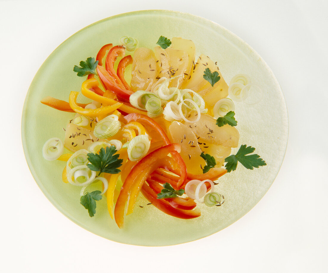 Paprikasalat mit Harzer Käse und Lauchzwiebeln auf Teller