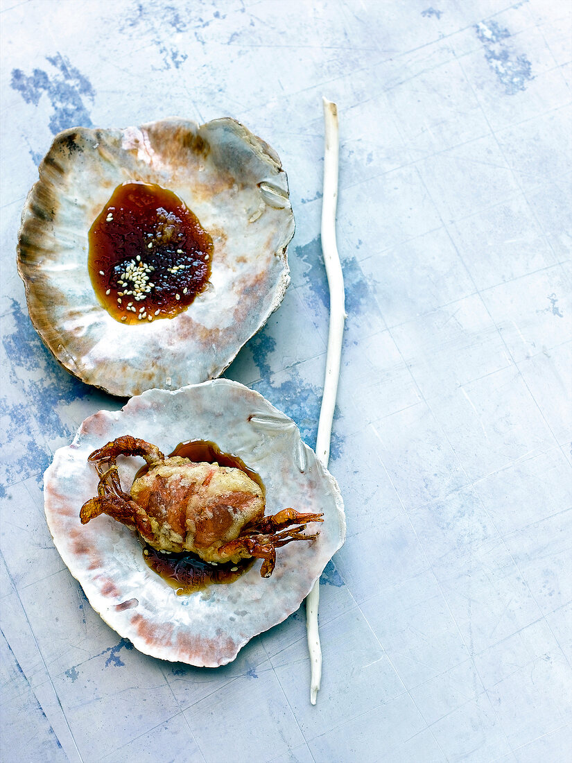 In Tempura-Teig frittierte Soft Shell Crabs mit Sesam-Sojasauce