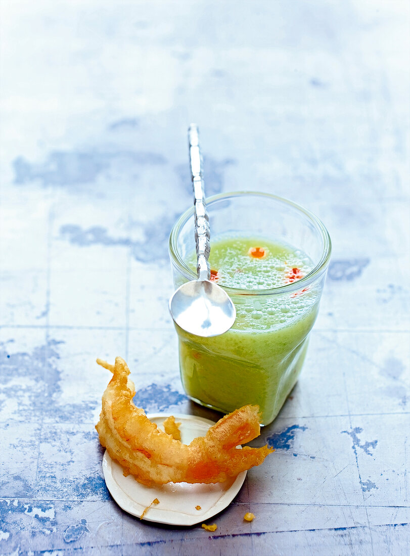 Gurken-Wasabi-Suppe mit knusprig- frittiertem Kaisergranat