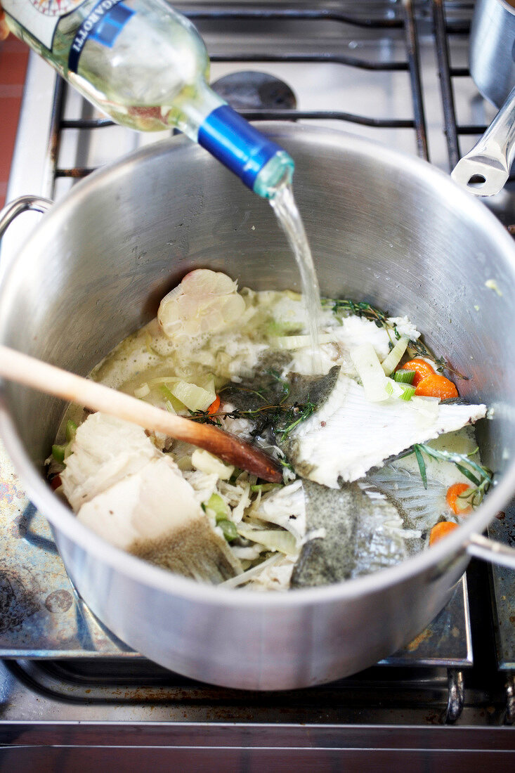 Fischreste, Gemüse, Kräuter und Gewürze mit Weißwein aufkochen, Step 1