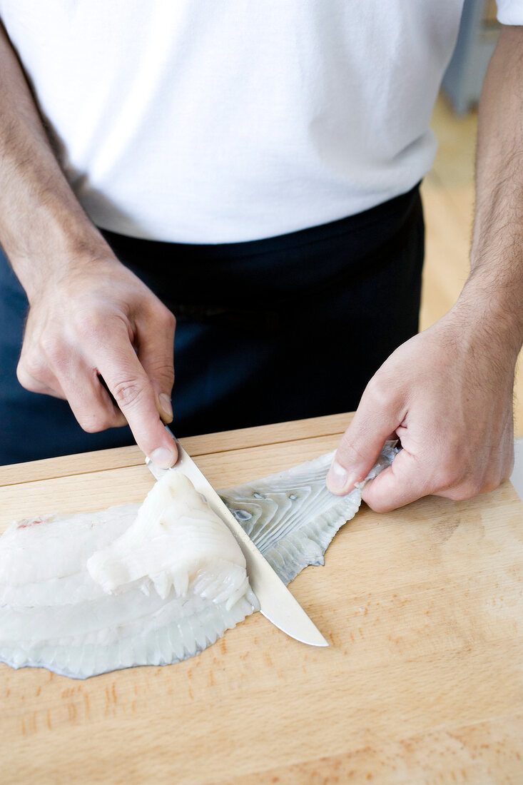 Steinbuttfilets mit einem Messer von der Haut entfernen, Step 5