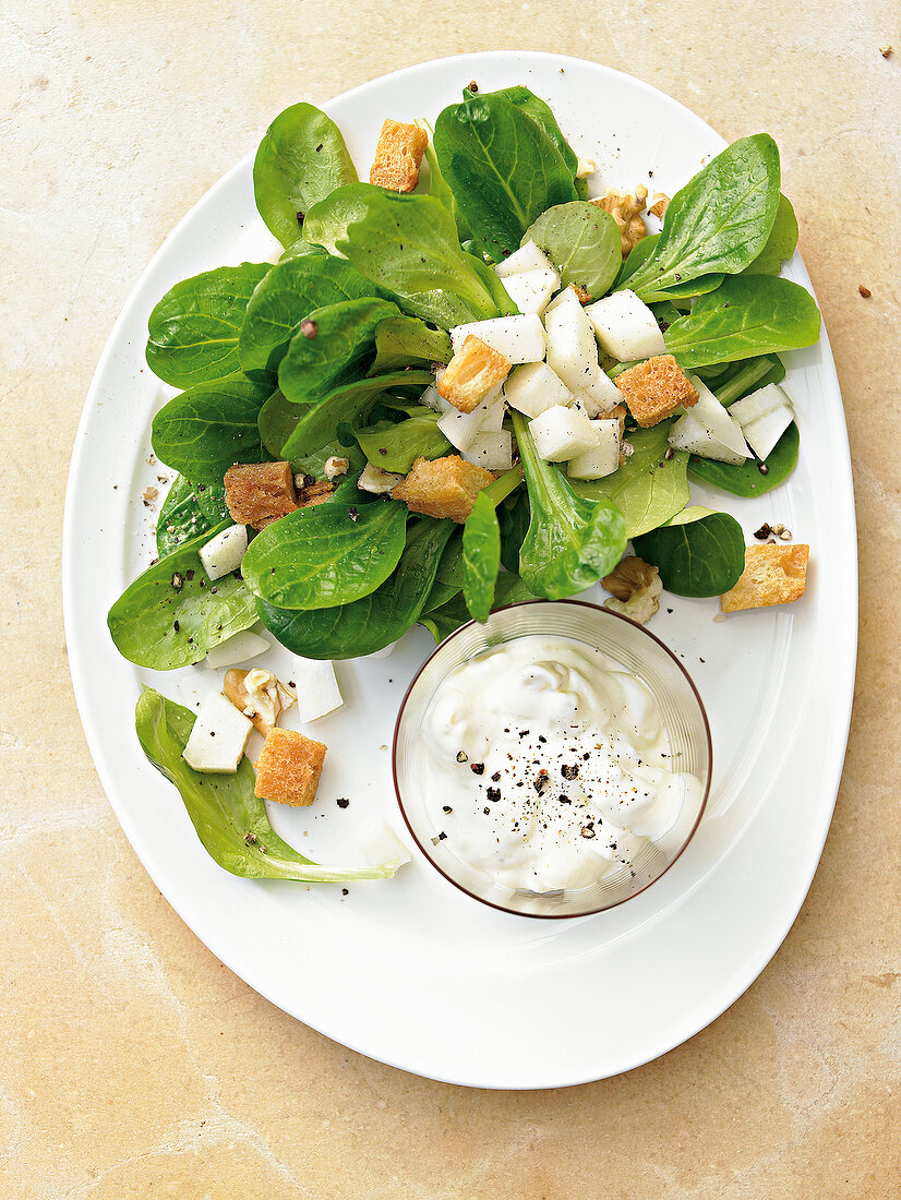 Feldsalat mit Birnen und Käse- dressing