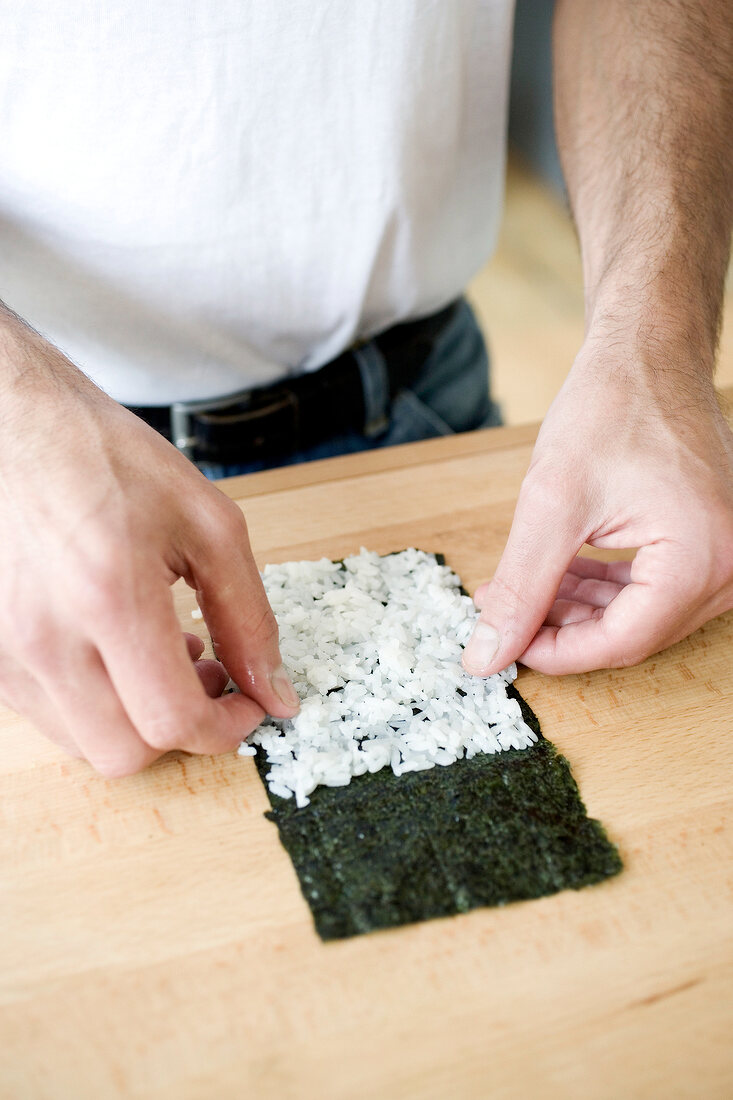 nori-Algenblatt mit Sushi-Reis belegen, Step 1