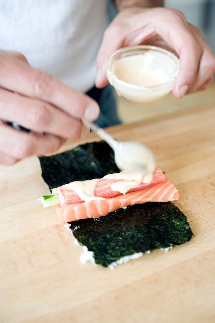 nori-Blatt mit Gurke, Avocado, Lachs und Sauce belegen, Step 3