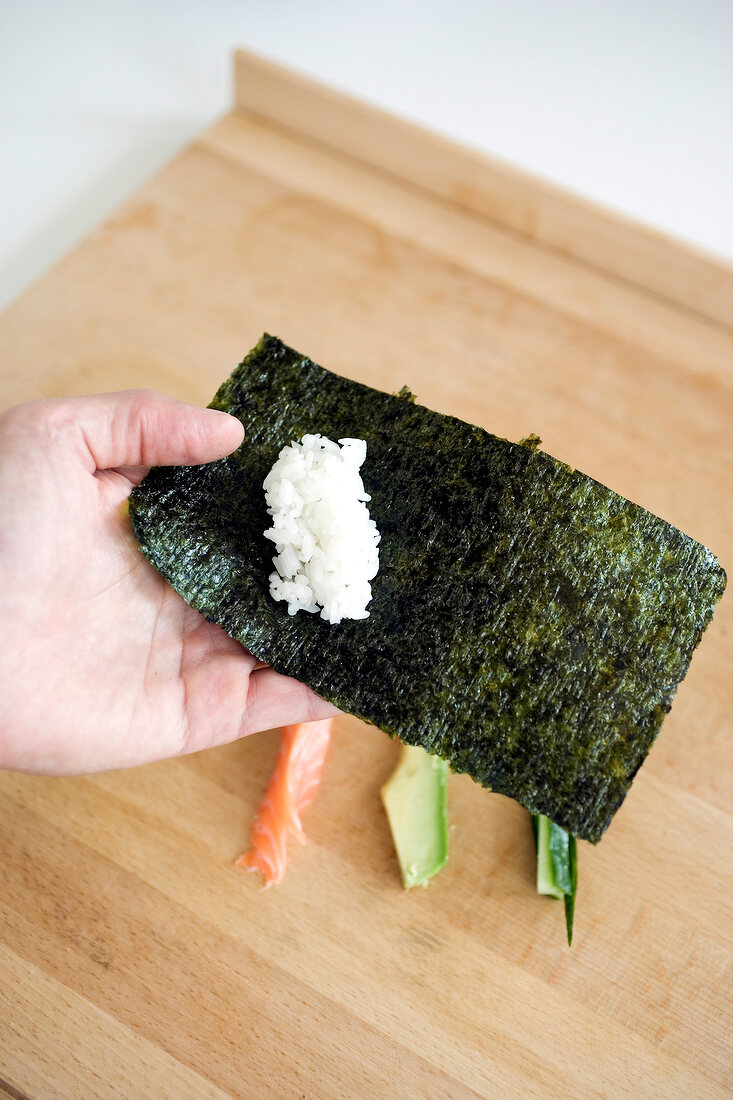 Ein nori-Algenblatt mit dem vorgekochten Sushi-Reis belegen, Step 1