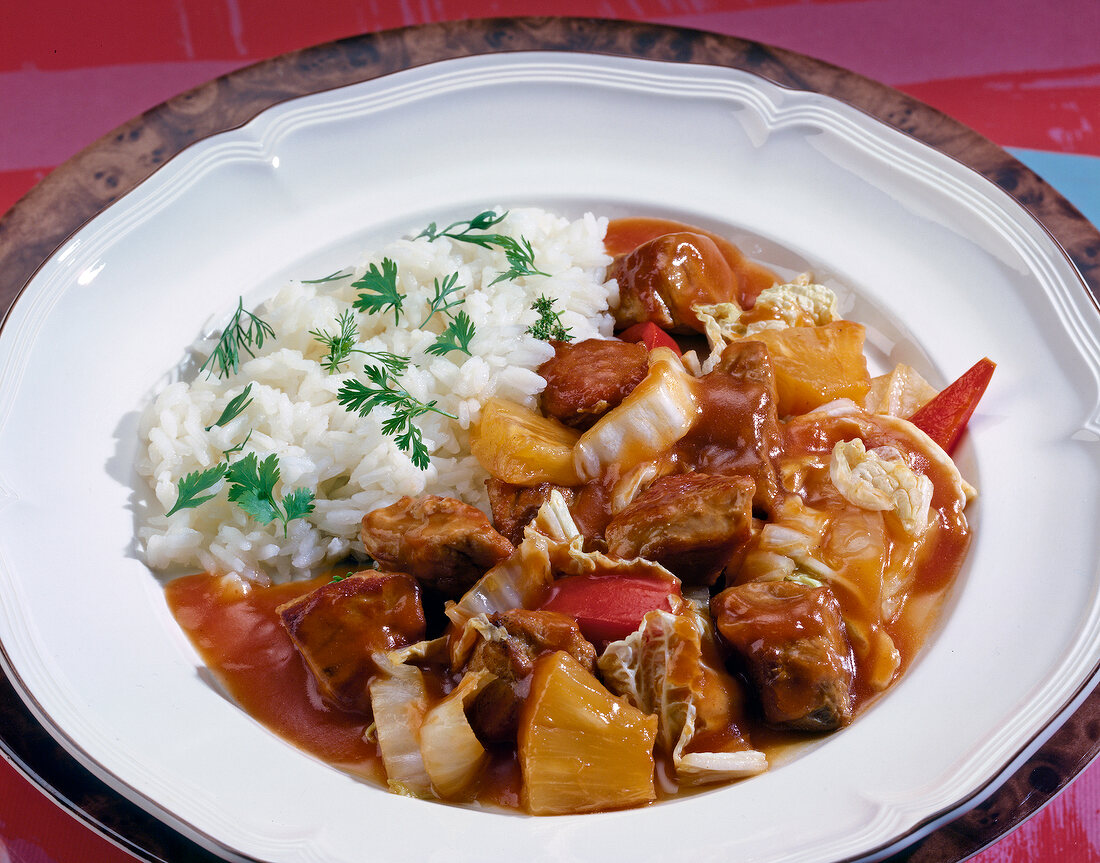 Gulasch mit Chinakohl und Ananas, dazu Reis.