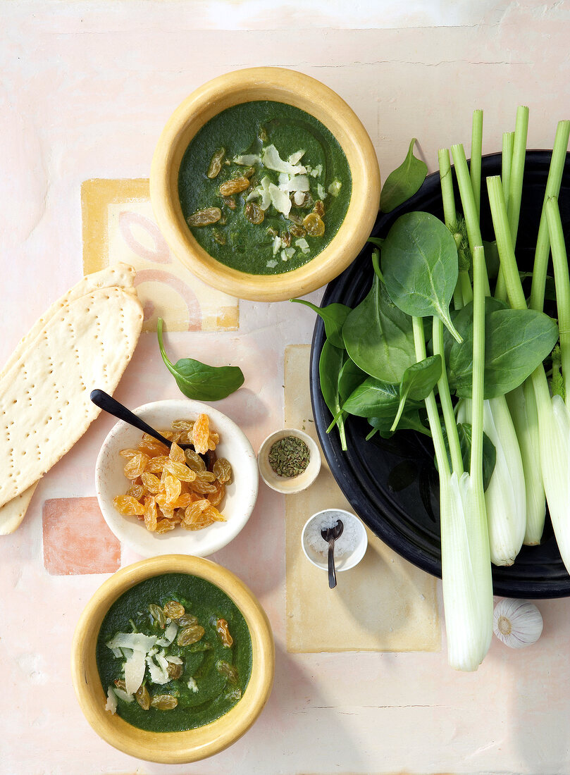 Persische Fenchel-Spinat-Creme mit Sultaninen