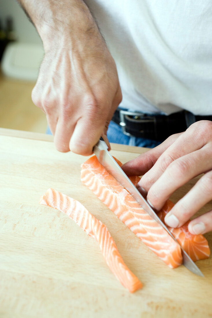 Lachsfilet mit einem Küchenmesser in dünne Streifen schneiden, Step 6