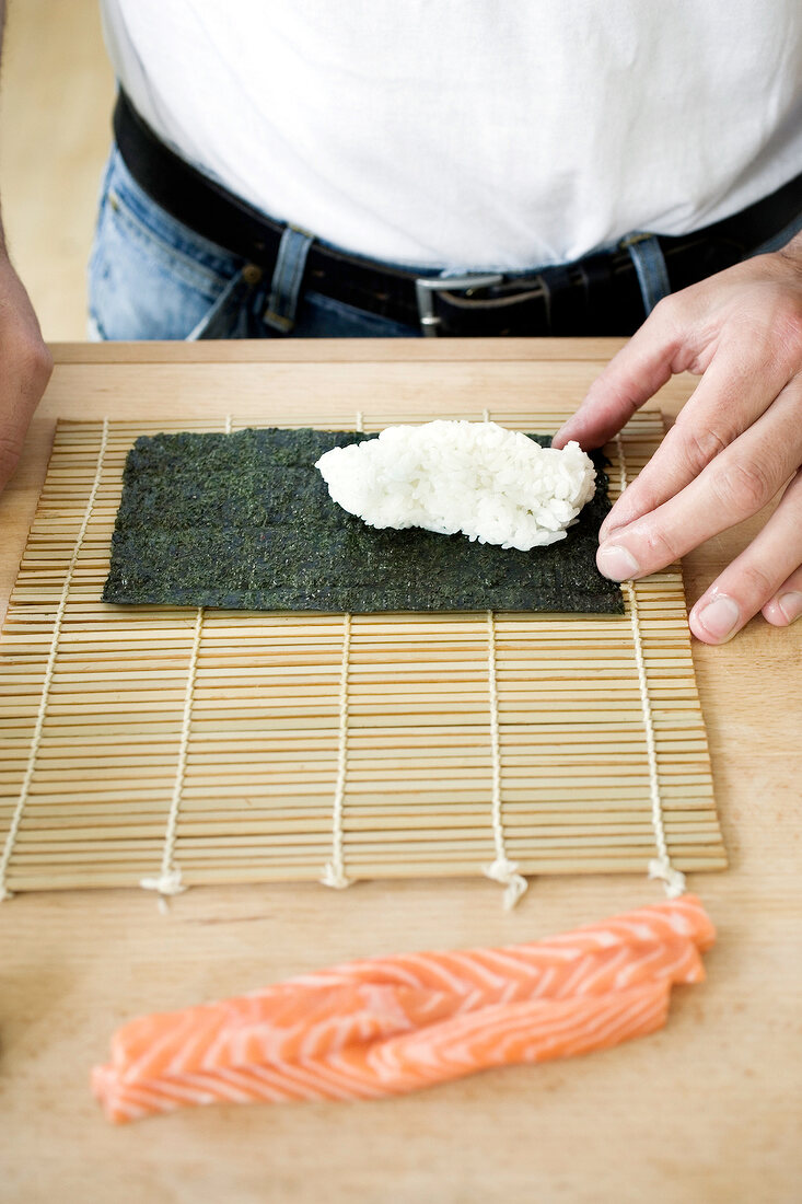 Sushi-Reis auf ein nori-Blatt auf eine Bambusmatte legen, Step 3