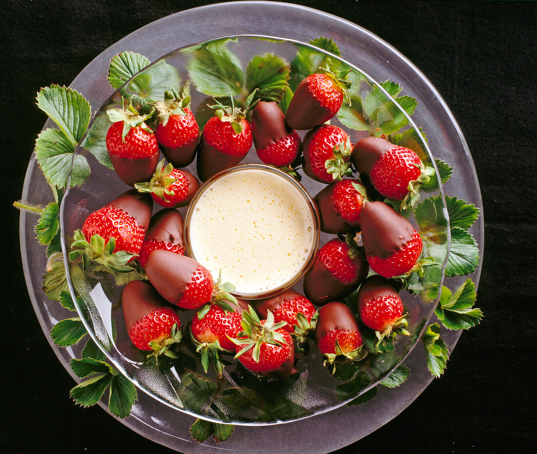 Schokoladen-Erdbeeren mit Wein- schaumsoße.