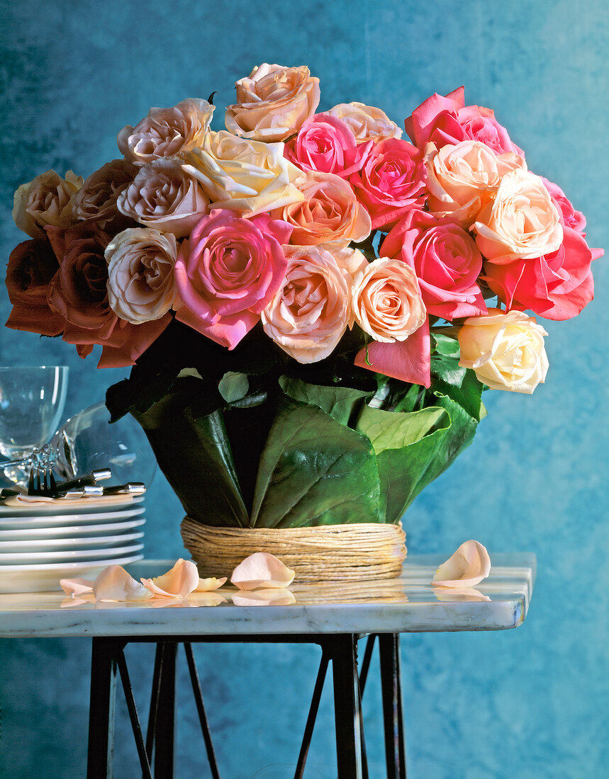 Rosenstrauß, Blumenvase mit Greis- krautblättern +Paketschnur umwickelt