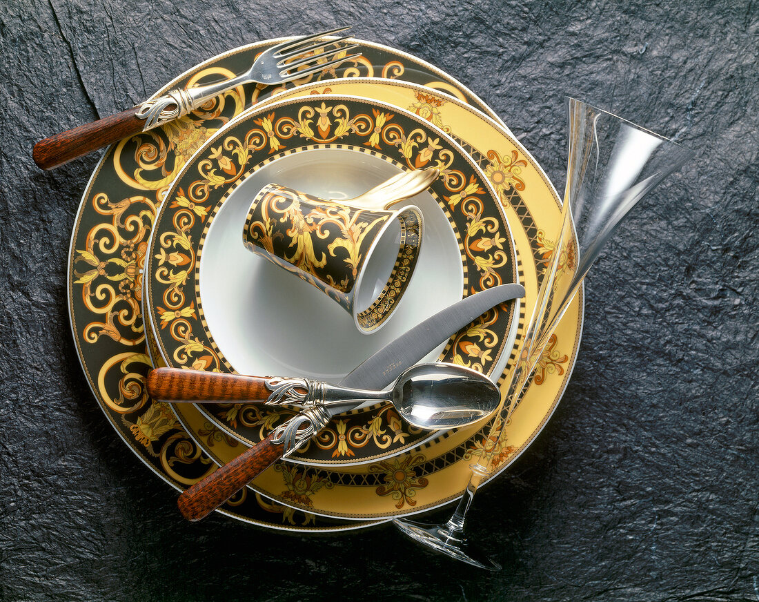 Kaffeegedeck mit barockem Dekor, Sektflöte und Besteck