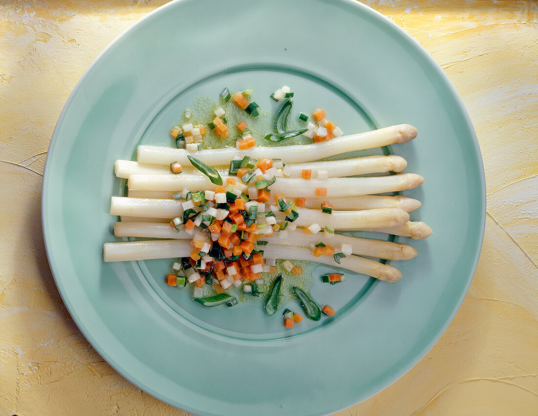 Spargel mit Gemüse-Vinaigrette. 