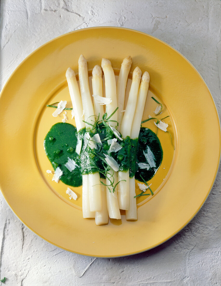 Spargel mit Spinat-Sauerampfer-Sauce 