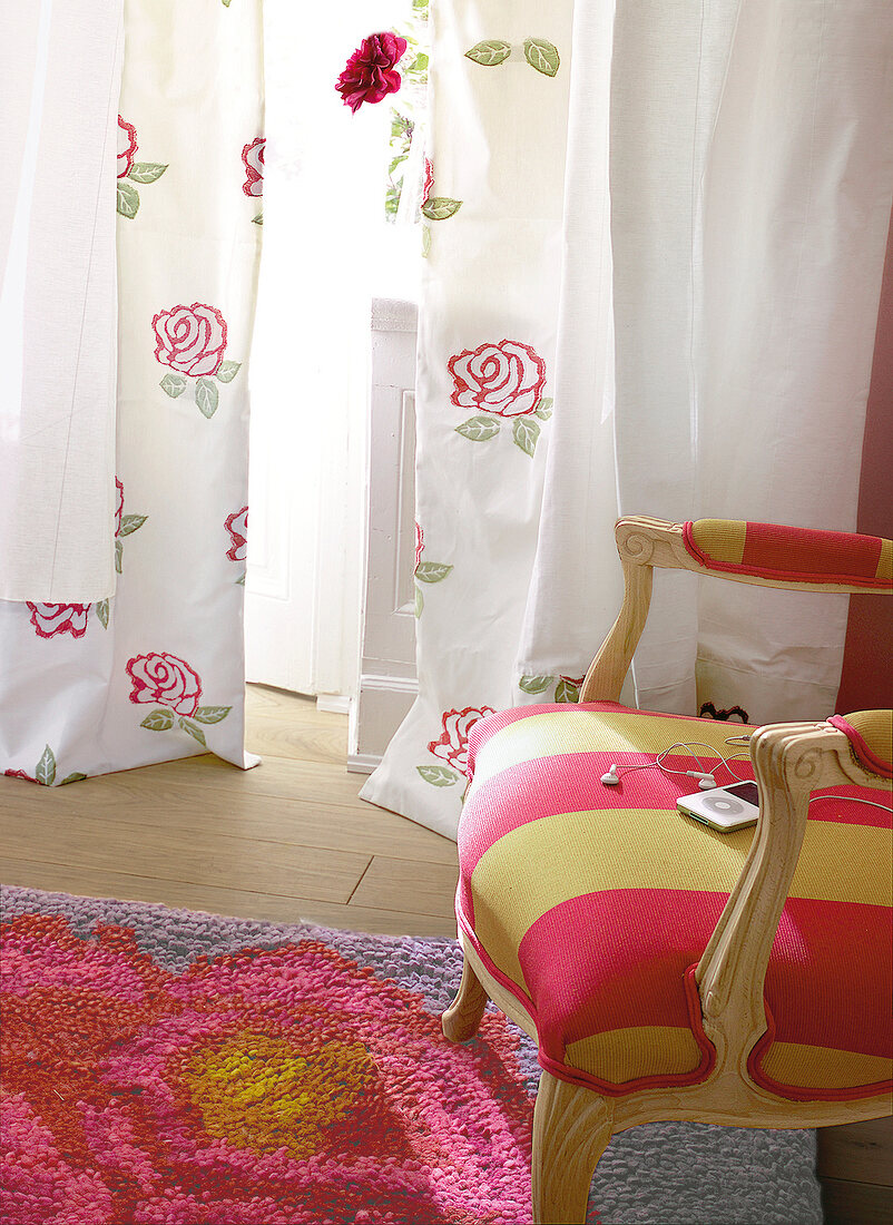 weisser Vorhang mit Rosenblüten Wollteppich, Sessel im Empire-Stil