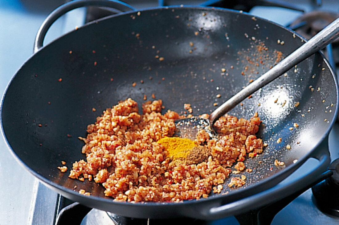 Curry, Kreuzkümmel, Kurkuma u. Garam masala in Wok rühren, Step 4