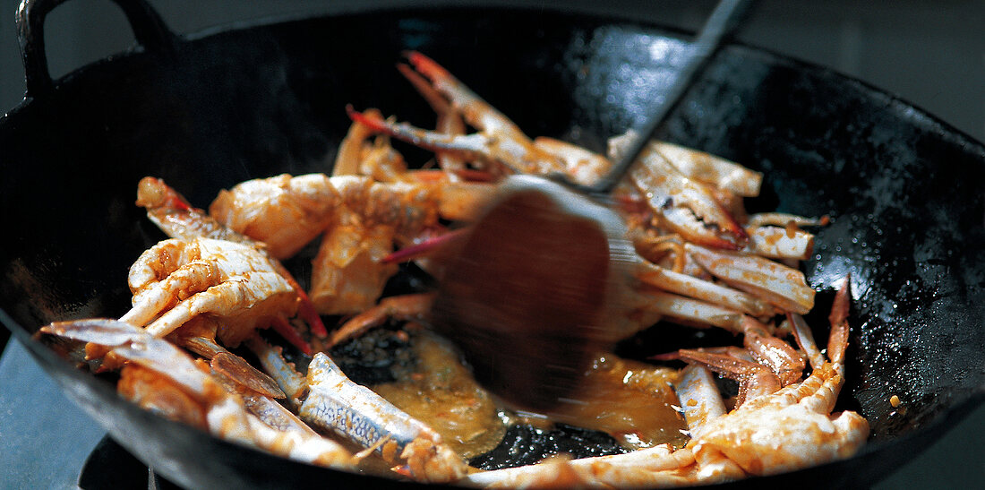 Curry, Marinierte Schwimm- krabben im Wok anbraten, Step 3