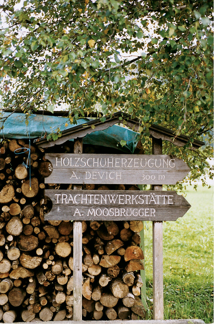Wegweiser zur Holzschuherzeugung und Trachtenwerkstätte, Österreich