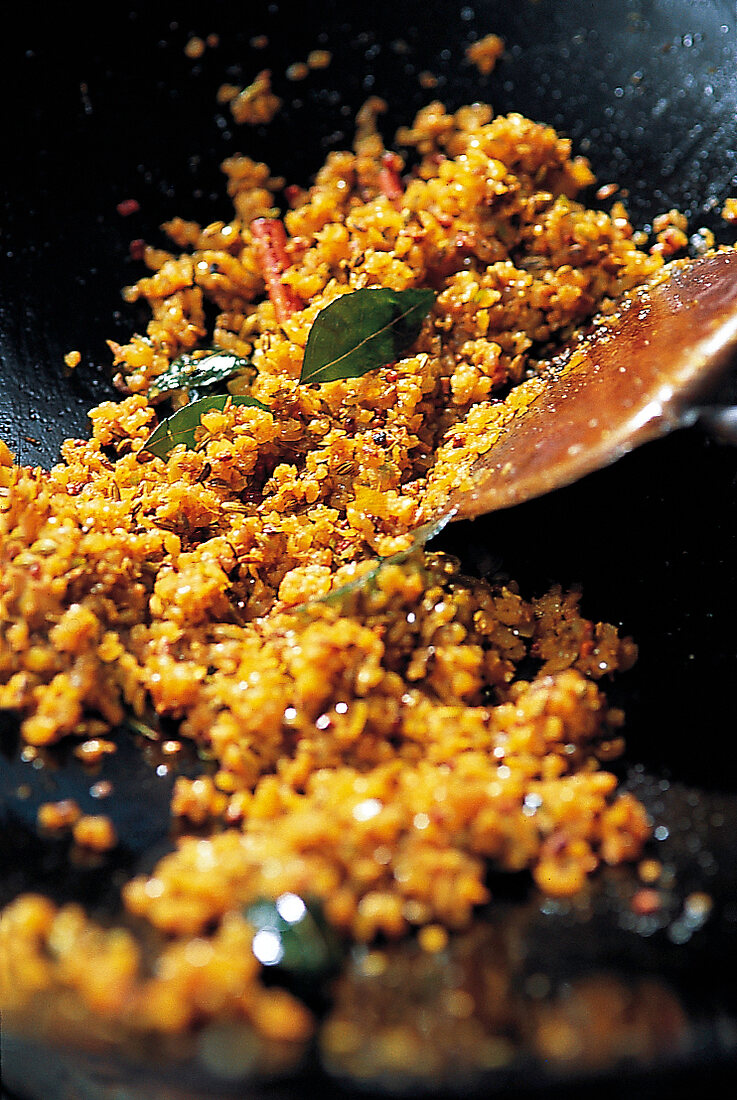 Curry, Gewürzpaste, Zwiebeln u. Curryblätter anbraten, Step 3