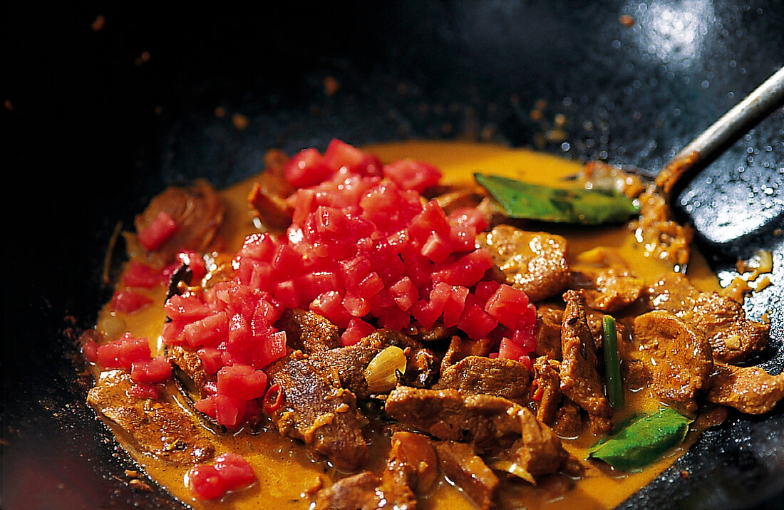 Curry, Fleisch, Tomaten, Gewürze + Gemüse im Wok braten, Step 2