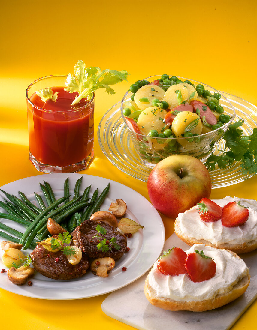 Rinderfilet mit Bohnen, Brötchen mit Quark, Kartoffelsalat, Tomatensaft.