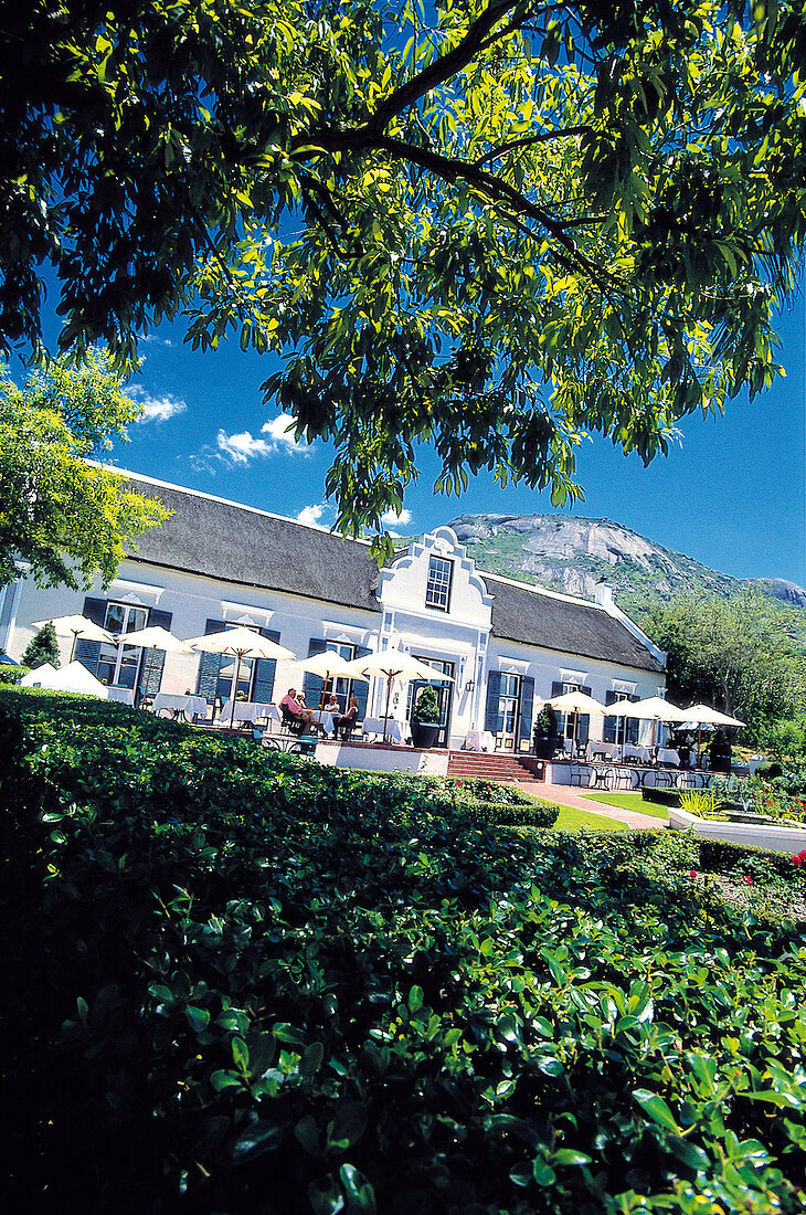 Hotel Grande Roche mit Terrasse und Büschen davor