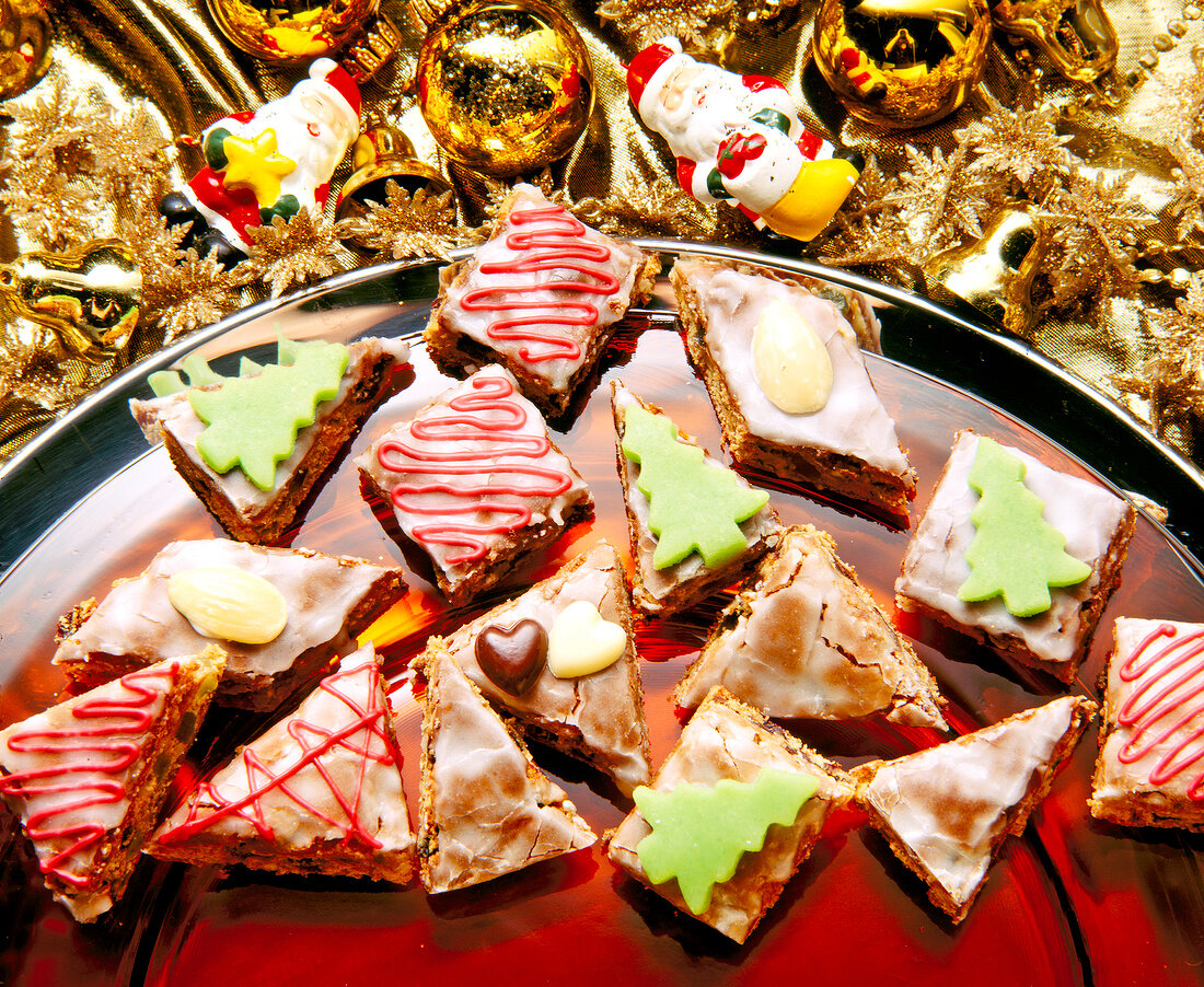 Weihnachtsgebäck: Schokoladen-Nuss- Schnitten, close-up.