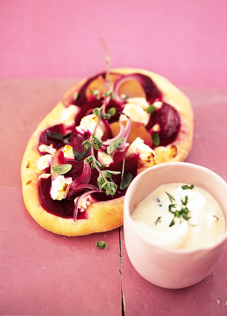 Rote-Bete-Pizzen mit Schafskäse und Oregano