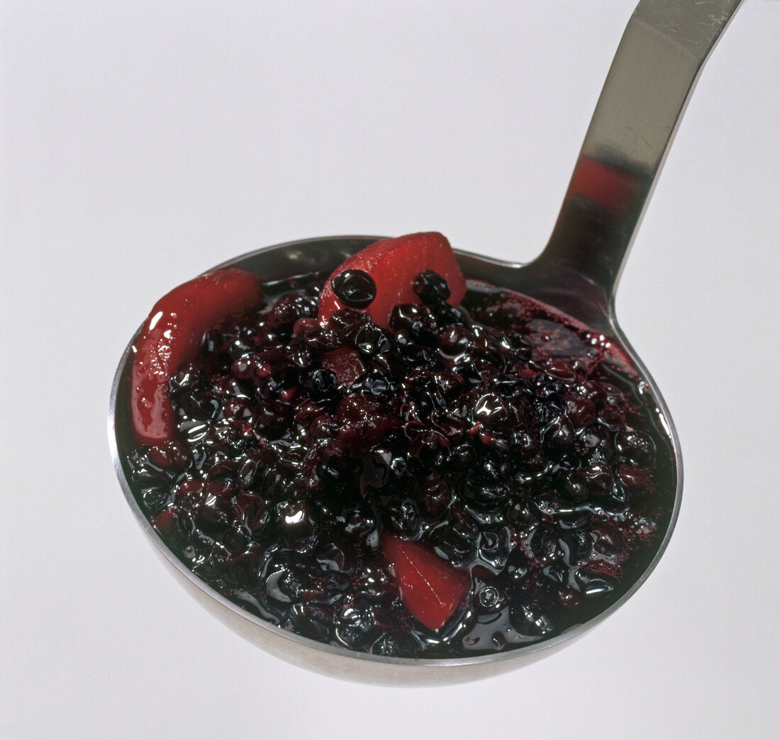 Close-up of elderberry compote in kelle, step 5