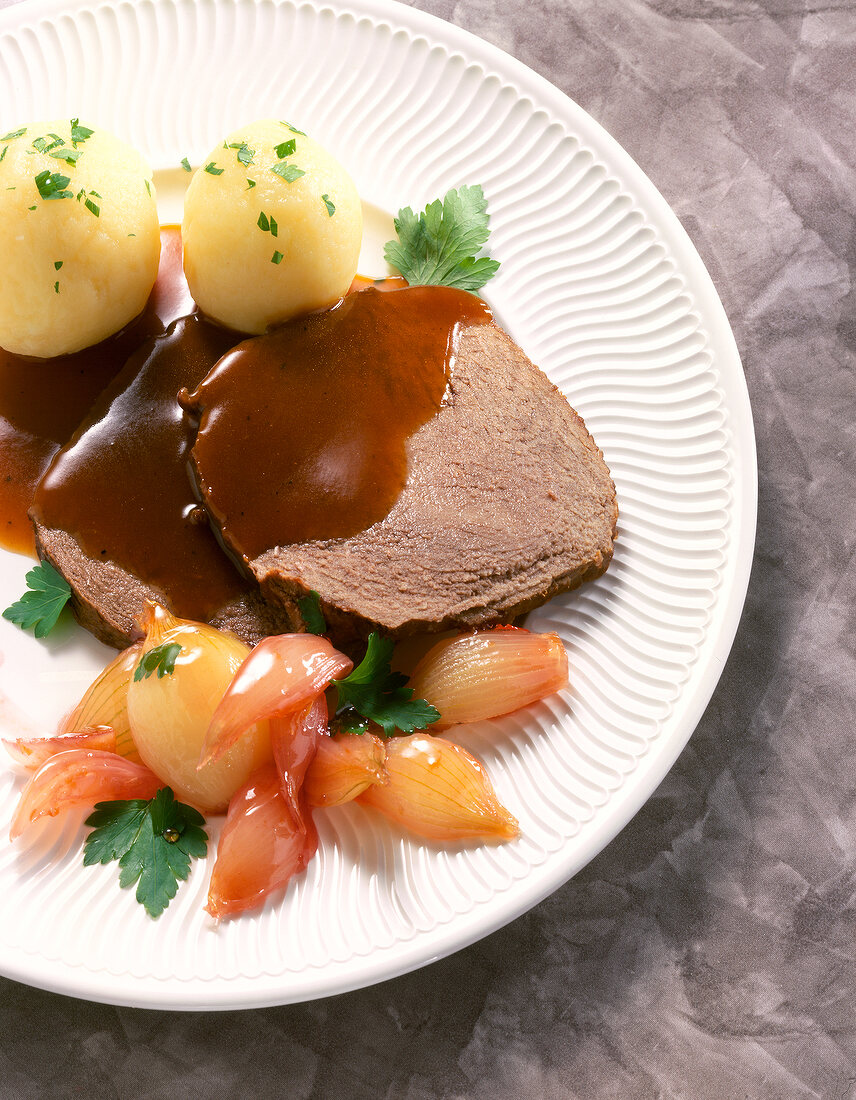 Rinderbraten mit Rotwein-Schalotten und Kartoffeln